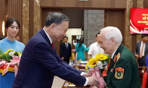 Tổng Bí thư, Chủ tịch nước dự Lễ trao tặng Huy hiệu Đảng cho đảng viên lão thành của Đảng bộ Hà Nội