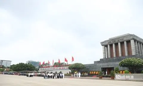 Dòng người đổ về Ba Đình trong ngày sinh nhật Bác