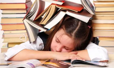 "Giật mình giữa đêm vì mơ chưa làm xong bài thi": Dấu vết tâm lý kéo dài sau kỳ thi khốc liệt