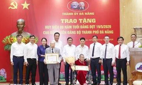 Thường trực Ban Bí thư dự Lễ trao tặng Huy hiệu 80 năm tuổi Đảng tại Đà Nẵng
