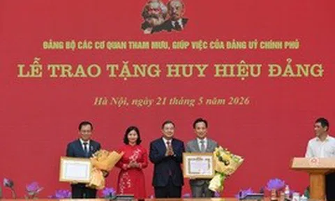 Phó Thủ tướng Thường trực Phạm Gia Túc trao Huy hiệu Đảng cho đảng viên Đảng bộ Chính phủ