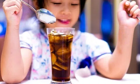 Bé gái 12 tuổi thủng ruột vì mắc sai lầm này khi uống nước theo cách "vạn người mê"