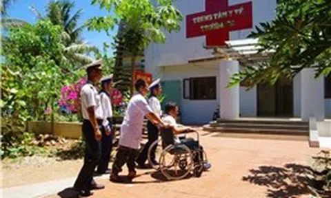 Trung tâm y tế Trường Sa tiếp nhận, điều trị ngư dân bị viêm loét dạ dày hành tá tràng
