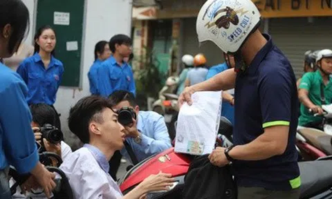 Người cha làm “đôi chân” đưa con đến phòng thi tốt nghiệp THPT 2026