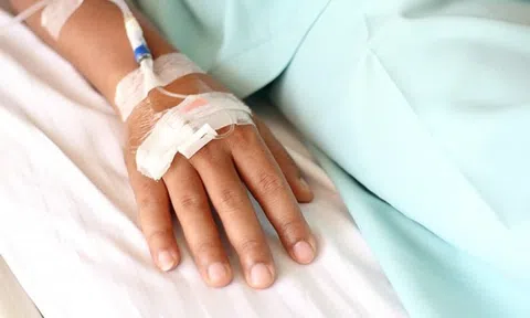 Lén cho con ăn xôi trước giờ mổ vì sợ "đuối sức", bé 10 tuổi suýt nguy kịch