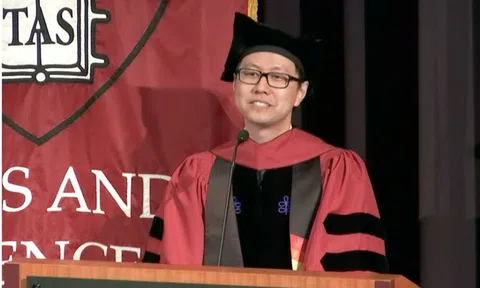 Chàng trai 2 lần bị trường đại học từ chối nay trở thành tiến sĩ Harvard, bài phát biểu gây xúc động