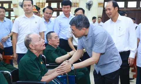 Thủ tướng thăm, tặng quà các thương binh, bệnh binh tại Ninh Bình