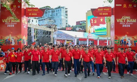 Hàng nghìn người sôi nổi tham gia “Cùng Việt Nam tiến bước”