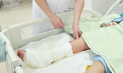 Người phụ nữ 65 tuổi nguy cơ mất chân sau khi đắp loại lá quen thuộc
