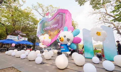 "Trạm quà bom tấn" gây sốt tại phố đi bộ Hồ Gươm, có gì hot mà hàng nghìn người rủ nhau check-in, săn quà?