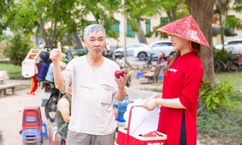 Đoàn xích lô của thương hiệu táo Mr Apple thu hút sự chú ý của người dân thủ đô