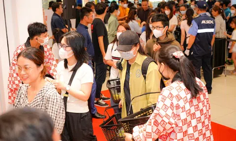 Hàng trăm khách hàng chờ trải nghiệm các sản phẩm LifeWear chất lượng tại Uniqlo Bình Dương