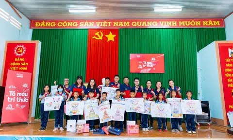 Học sinh Tiểu học trao tặng hàng chục bức tranh mừng sinh nhật BEST Inc. Việt Nam