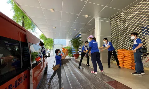 Quỹ từ thiện Kim Oanh tặng gạo, thực phẩm cho trẻ mồ côi và sinh viên xa quê