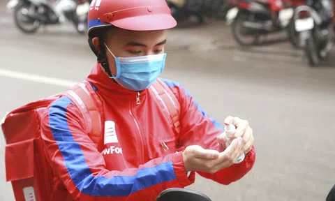 Ấm lòng tình cảm của người dân dành cho shipper - những người hùng mùa dịch