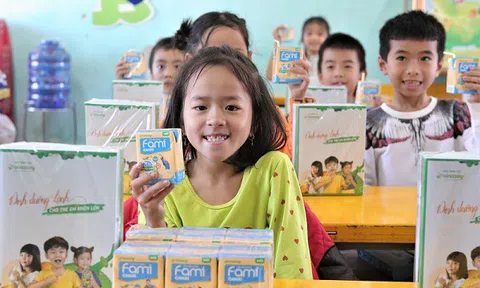 Hơn 3 tỷ đồng quà tặng được Vinasoy hỗ trợ học sinh vùng bão lũ tới trường