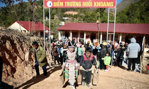 Khánh thành hai điểm trường mới và một nhà tắm cho học sinh vùng cao kết hợp tặng 10.000 áo giữ nhiệt cho người dân khó khăn tại khu vực miền núi phía Bắc