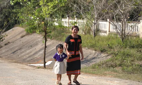 Con có trường học mới, người mẹ đồng bào Giẻ Triêng rưng rưng hạnh phúc