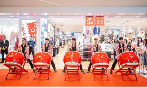 UNIQLO Hanoi Centre chính thức khai trương sáng ngày 27.03, chào đón hàng trăm khách hàng đến tham quan, mua sắm